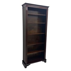 Early 20th century mahogany open bookcase, the rectangular top with dentil moulding, the sides with fluted decoration, fitted with five adjustable shelves, on ogee-moulded bracket supports
