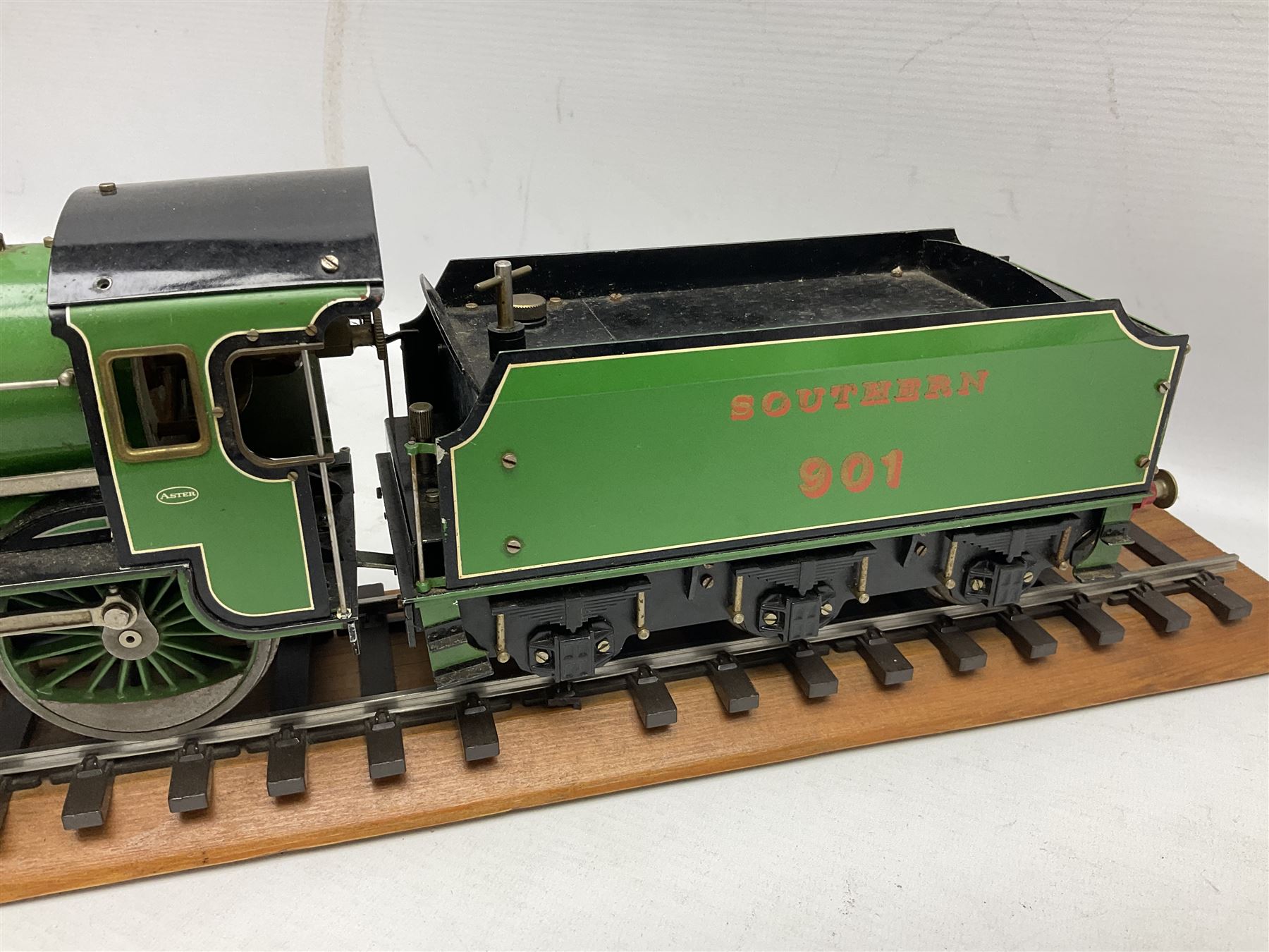 Gauge I - Aster live steam Southern Railway 4-4-0 Schools Class locomotive 'Winchester' No.901 with six-wheel tender; twin outside cylinders, smoke deflectors and spirit burner fed from tender tank, with Aster serial no. 6141167 between the wheels (2)