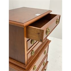 Dwarf chest of drawers, five graduating drawers, bracket supports