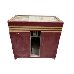 Early to mid-20th century arcade ice-hockey game, glazed top over ice-rink with players to either side