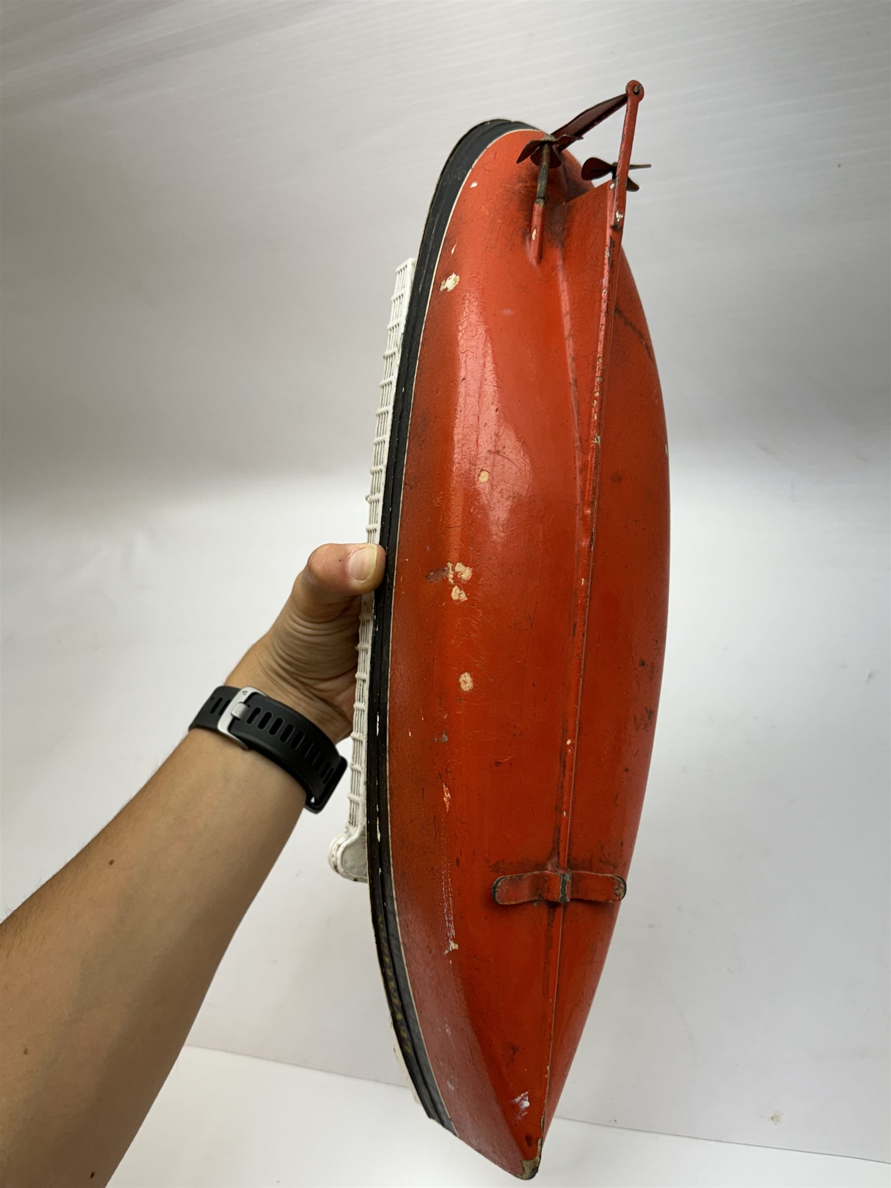 Early 20th century Gebruder Bing tinplate clockwork liner 'Leviathan', model no. B-49, H14.5cm, W37cm