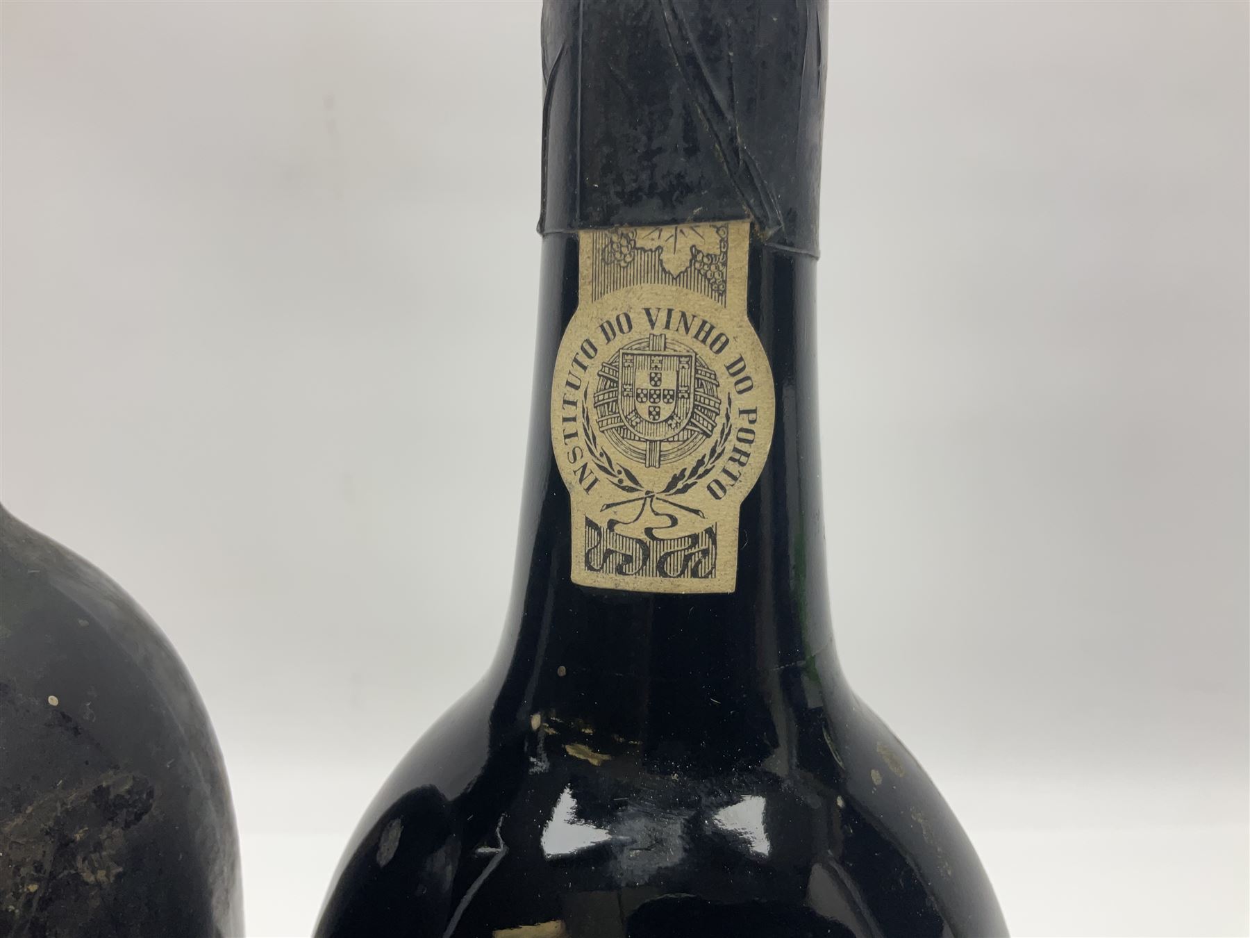 Warre's 1985, vintage port, 75cl unknown proof, and Cockburn 1960, vintage port (2)