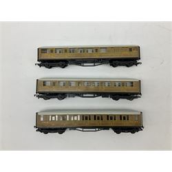 Hornby '00' gauge - Flying Scotsman boxed electric train set with No.4472 'Flying Scotsman' locomotive, three coaches and accessories