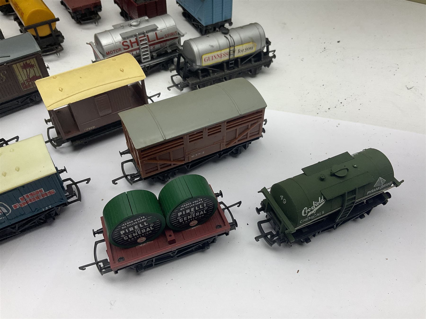 Various makers ‘00’ gauge - large quantity of rolling stock to include boxed Mainline, Graham Farish and Wrenn examples; loose examples to include Hornby, Tri-Ang, Joeuf etc 