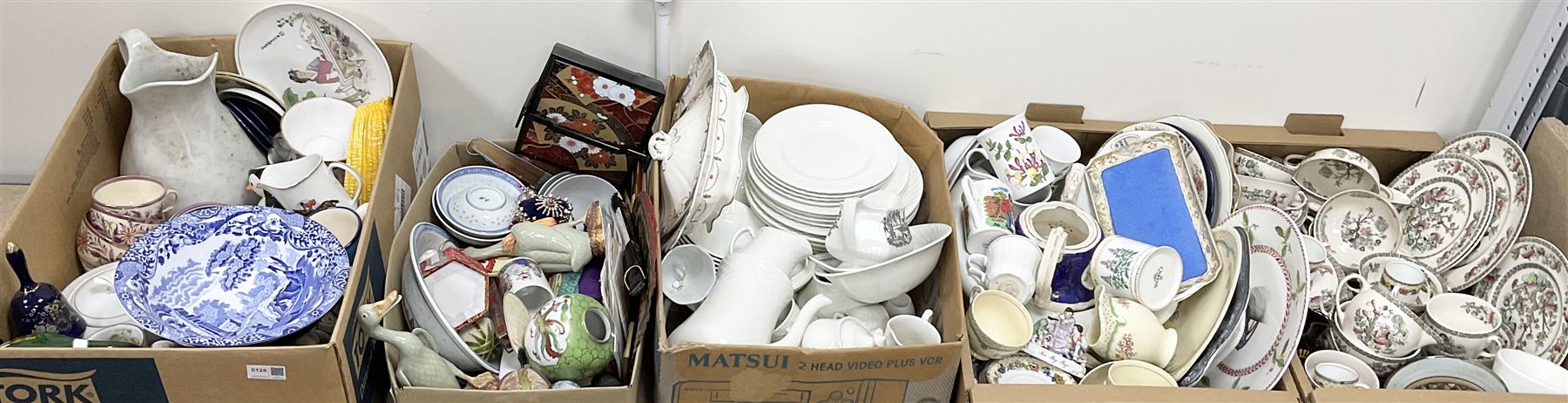 Quantity of Victorian and later ceramics to include Johnson Bros Indian Tree, Copeland Spode blue and white bowl with blue mark beneath, Masons ironstone, Wedgwood dinnerwares, fairing, studio pottery, oriental examples etc