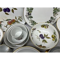Royal Worcester Evesham pattern ceramics, including twin handled pot, oven dishes, pie dishes, bowls, jugs, etc together with other Royal Worcester ceramics 
