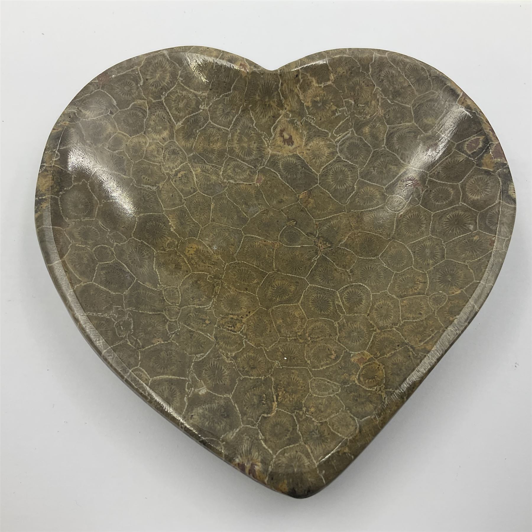 Fossilised coral dish in the form of a heart, D13cm