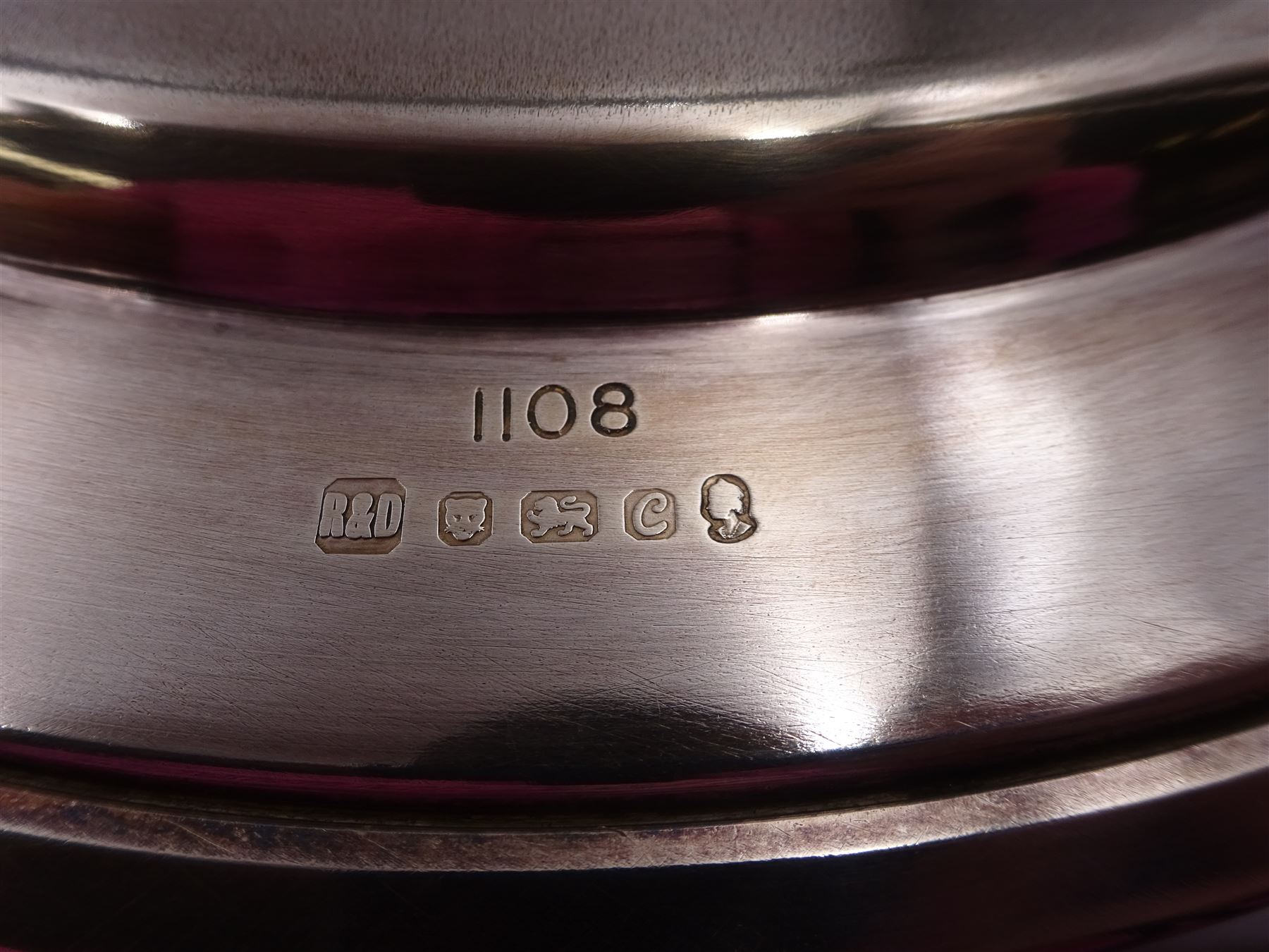 Modern limited edition silver plate, commemorating the Silver Jubilee of Her Majesty Queen Elizabeth II, designed by Pietro Annigoni, the circular plate engraved with the Queen in profile, no. 1108/2000, hallmarked Roberts & Dore, London 1977, with certificate of authenticity and contained within silk and velvet lined box, plate D22.6cm