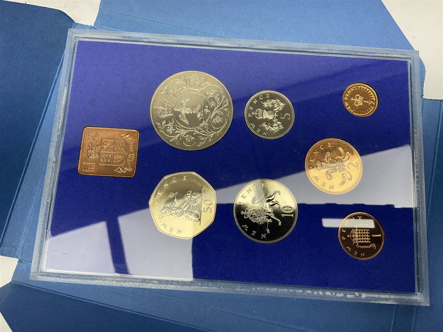 Great British and World coins and banknotes, including United Kingdom 1985 brilliant uncirculated coin collection, two 1995 brilliant uncirculated two pound coins in card folders, commemorative crowns, King George VI 1951 Festival of Britain crowns in card cases, United States of America 1964 Kennedy half dollar, two Switzerland 1966 five franc coins, five German 1972 commemorative coins, Euro banknotes, Bank of England Somerset one pound 'DU27', Japanese banknotes etc