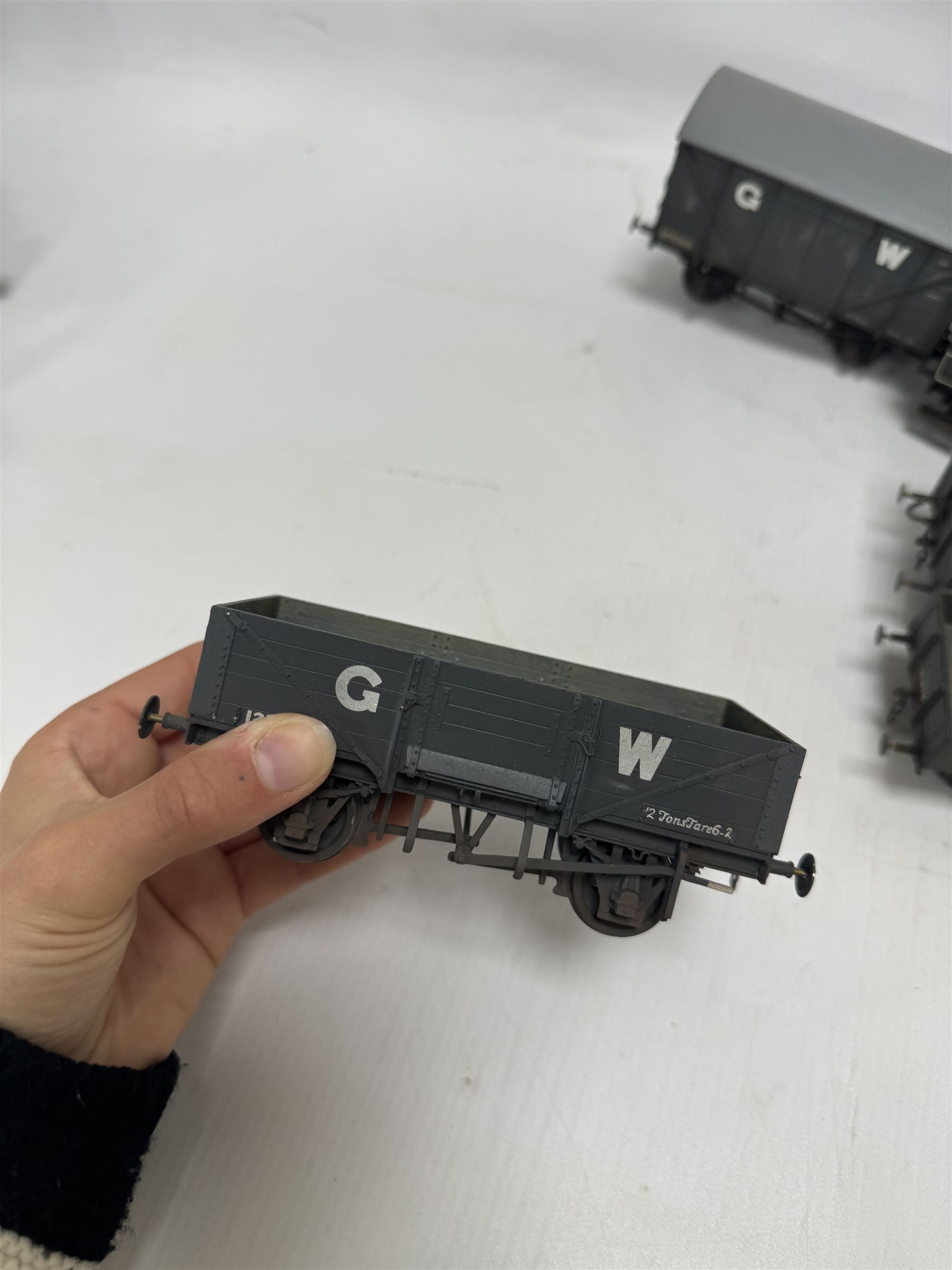 Thirteen kit built O gauge rolling stock models, including examples by Oakville Kits and Parkside Dundas, some boxed
