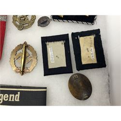 WW2 German Don Cossack epaulettes; and quantity of German insignia including SA Sports Badge for war wounded, Hitler Youth badge, Young Cossacks badge, Wound badge, Hitler Youth cuff title etc; in glass topped display box.