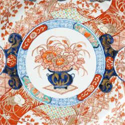 Japanese Meiji period imari charger, painted centrally with vase and floral bouquet, surrounded by fans and traditional motifs, D34cm 