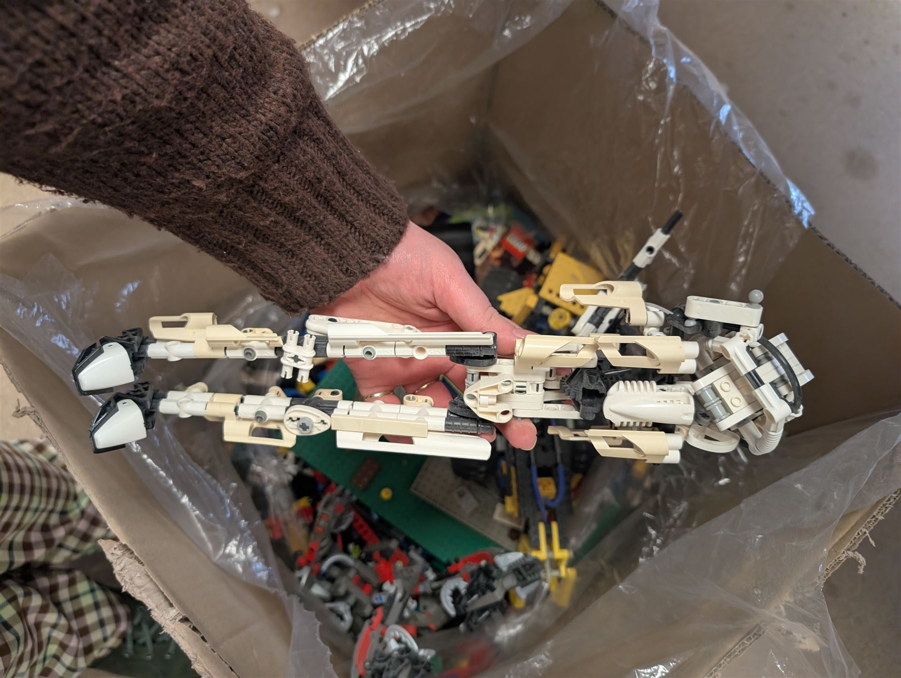 Large collection of loose lego, including part built sets