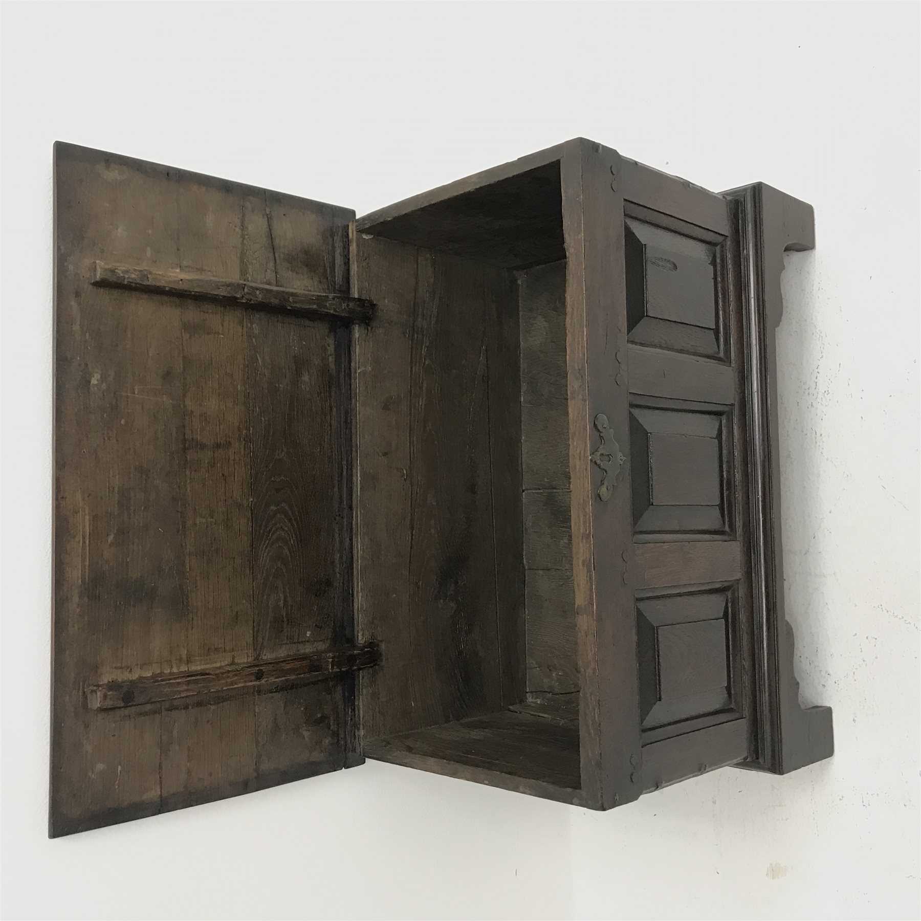 18th century oak coffer bach, the moulded hinged top above triple paneled front, on bracket feet, W63cm, H42cm, D36cm