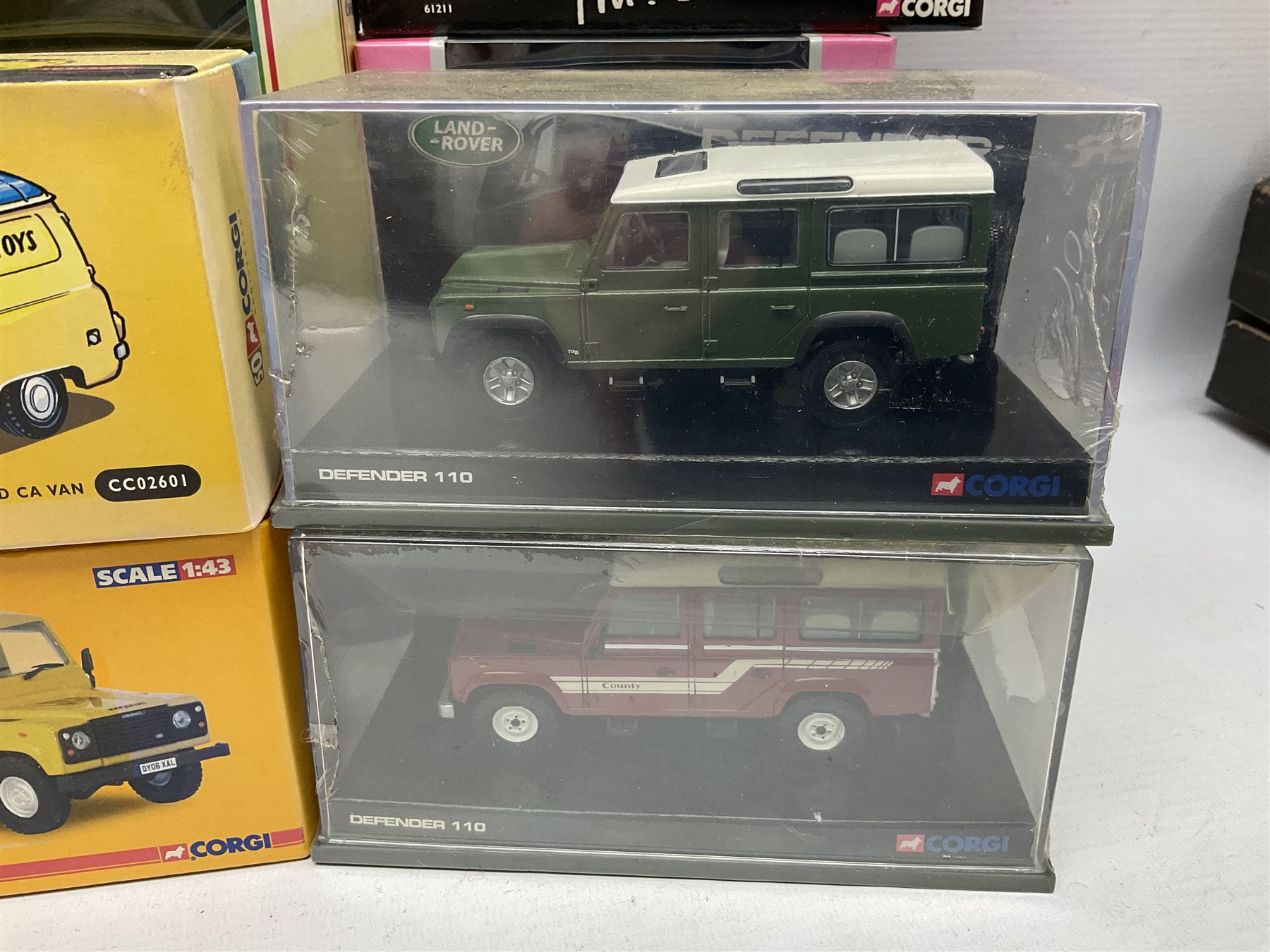 Corgi Land Rover Defender ミニカー 1:43 Corgi Land Rover Defender ミニカー 1:43 CORGI Vanguards 1:43
