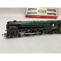 Hornby/Tri-Ang ‘00’ gauge - four locomotives and tenders comprising boxed Class 7P6F 4-6-2 ‘Oliver Cromwell’ no.70013 in BR green; Class A4 4-6-2 ‘Nigel Gresley’ no.7 in LNER blue; Battle of Britain Class 4-6-2 ‘Winston Churchill’ no.21C151 in SR green; Class A3 Gresley 4-6-2 no.60103 in BR green (4) 