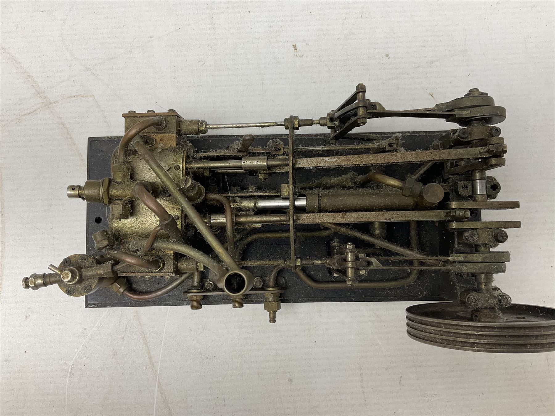 Live steam model of a horizontal mill engine with 7cm flywheel, on oblong bakelite type base L23.5cm