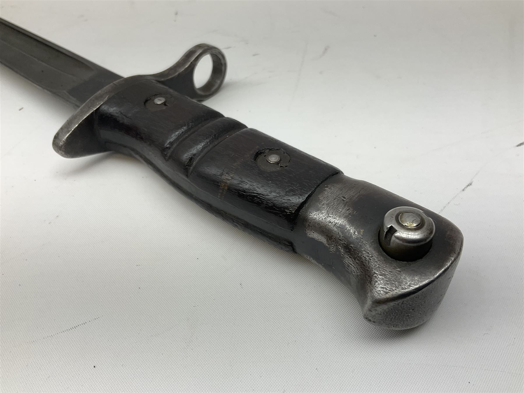 WW1 American Remington P14 rifle bayonet Model 1913, the 43cm fullered steel blade dated 5 17; in metal mounted leather scabbard L57cm overall; and WW1 Canadian Ross Rifle Co.1907 Model Mk.II bayonet, dated 2/17; in leather scabbard with frog (2)