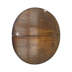 Regency design mahogany extending dining table, circular top with reeded edge and pull-out mechanism to accommodate additional leaf, raised on a carved central baluster column with acanthus detailing, supported by a quadruple reeded splay base terminating in brass caps and castors

