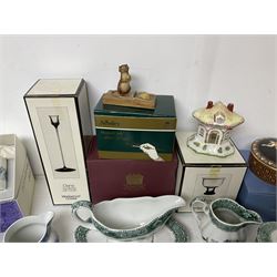 Spode Green Camilla pattern ceramics, together with a Wedgwood Etruscan Dance trinket box, Aynsley Mouse Trap figure, Coalport thatched cottage and a collection of other Wedgwood ceramics, some with boxes