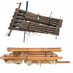 20th century pine framed floor weaving loom, H139cm x 103cm 