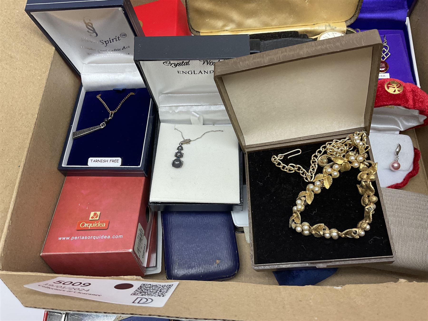 9ct gold bangle, hallmarked, pair of Pandora silver infinity earrings, 9ct gold stone set studs, other silver jewellery, costume jewellery, Stratton compact mirror and a Vincenza glass basket