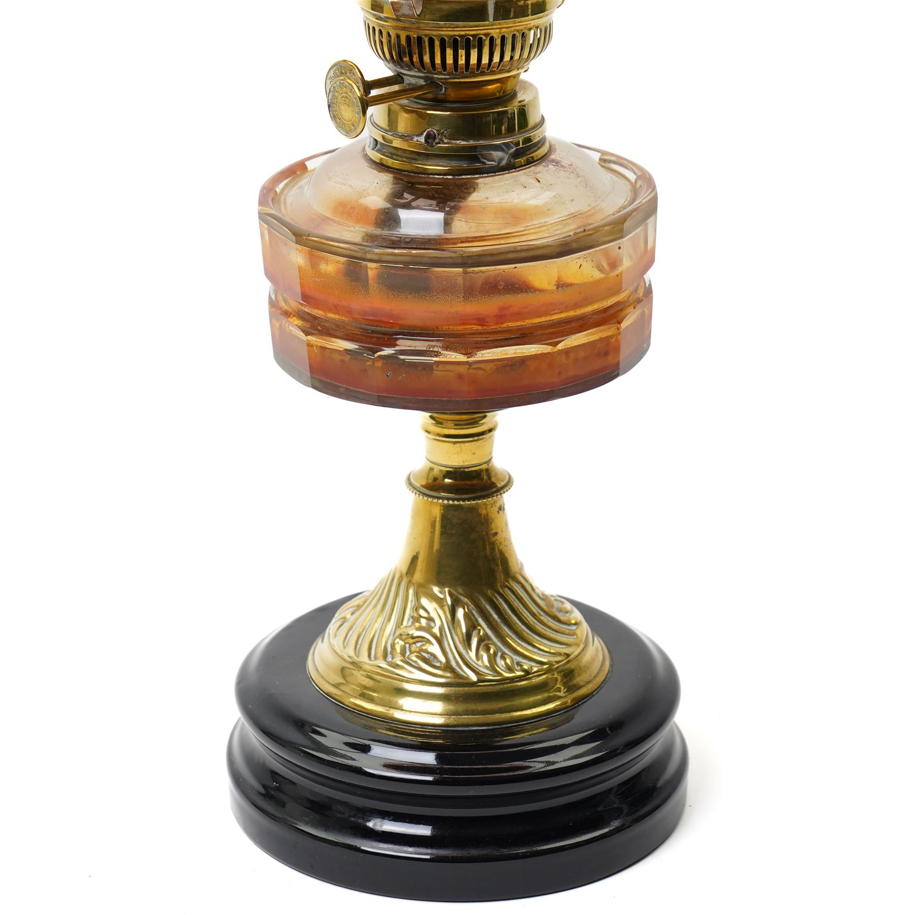 Victorian table oil lamp with cranberry glass shade, clear glass reservoir and brass column on circular base H58cm