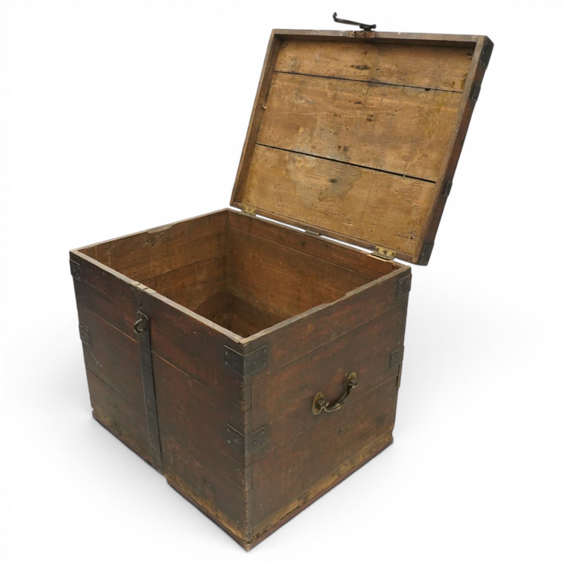 Early 19th century oak and wrought metal bound plate chest, the hinged lid with an engraved brass plaque inscribed Col H Saunderson No.2, enclosing a vacant interior, with metal carrying handles to the sides and pivoting clasp