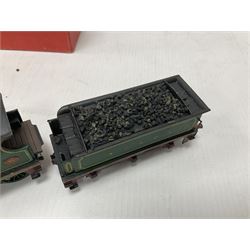 ‘00’ gauge - two kit built locomotive and tenders comprising SR Wainwright Class C 4-4-0 no.115 finished in SE&CR green; SR Wainwright Class D 4-4-0 no.31750 finished in BR black; both with Wills Finecast boxes (2) 