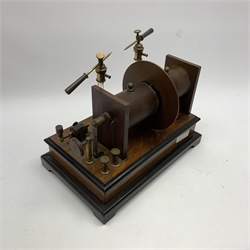 Victorian induction coil by John Browning 63 Strand London, on walnut and ebonised base with maker's plaque L33.5cm