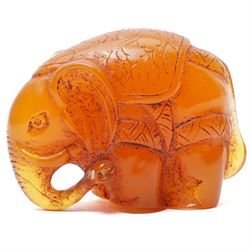 Japanese Meiji period carved amber netsuke in the form of an elephant, signed with single character mark to base, W4cm
