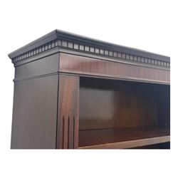Early 20th century mahogany open bookcase, the rectangular top with dentil moulding, the sides with fluted decoration, fitted with five adjustable shelves, on ogee-moulded bracket supports