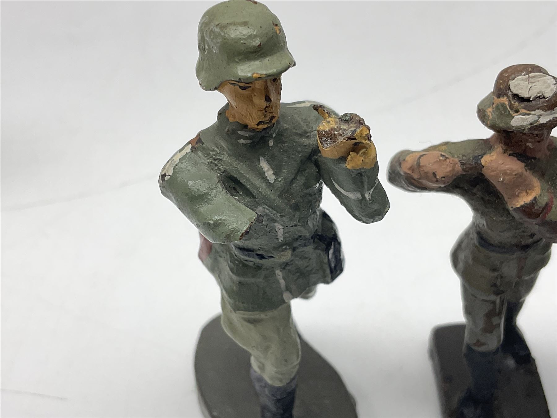 German Lineol Flak Artillery Gun on revolving base H11cm; four other Lineol WW2 German soldiers; and three Elastolin German soldiers including reclining radio operator (8)