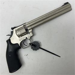 Smith and Wesson Model 686-8 .177 air pistol with satin finish, serial no.S0042397 with circular 10-shot magazine L37.5cm  NB: AGE RESTRICTIONS APPLY TO THE PURCHASE OF AIR WEAPONS.