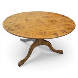 Traditional oak circular pedestal dining table, circular plank top, turned baluster column above three shaped legs