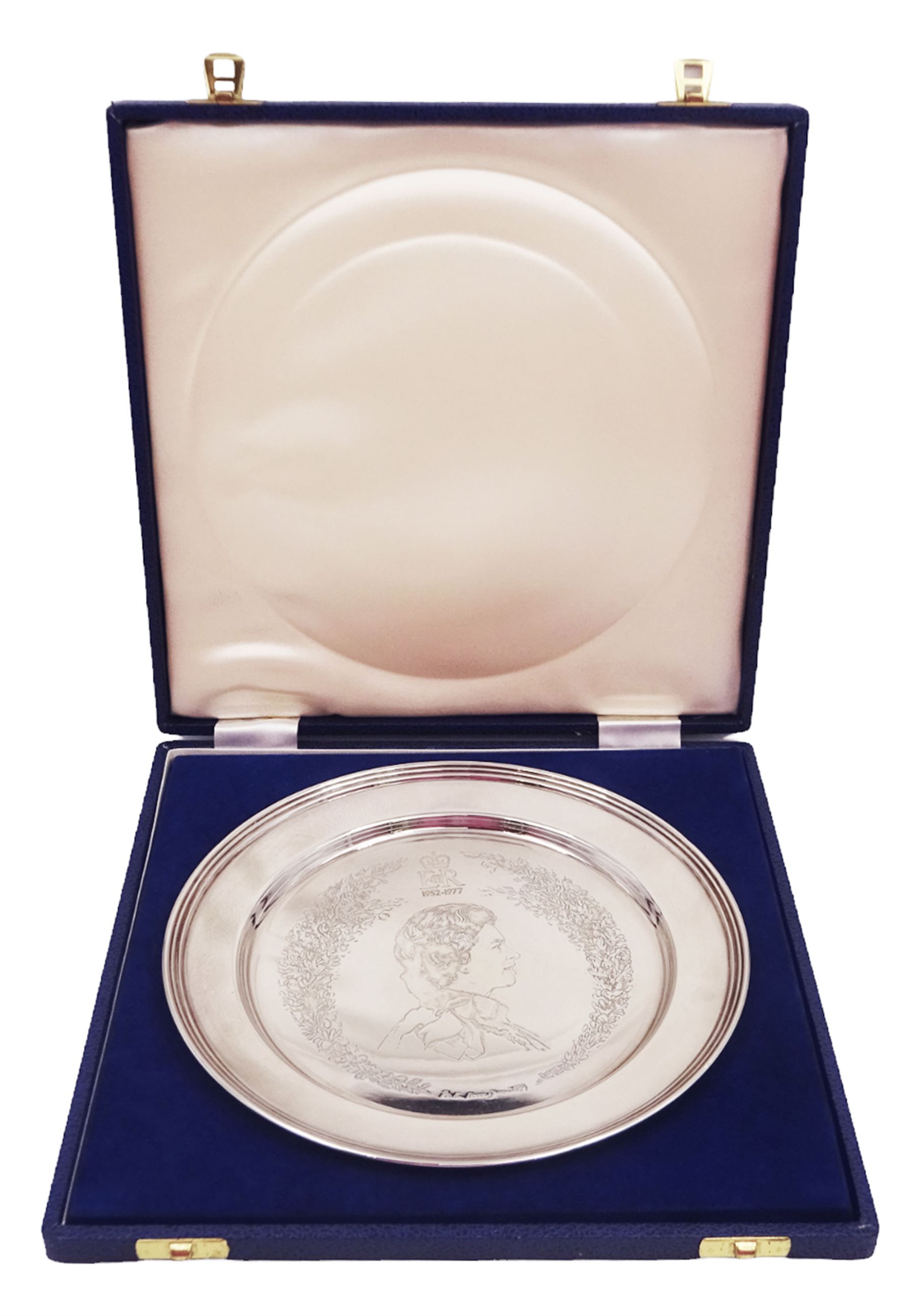 Modern limited edition silver plate, commemorating the Silver Jubilee of Her Majesty Queen Elizabeth II, designed by Pietro Annigoni, the circular plate engraved with the Queen in profile, no. 1108/2000, hallmarked Roberts & Dore, London 1977, with certificate of authenticity and contained within silk and velvet lined box, plate D22.6cm
