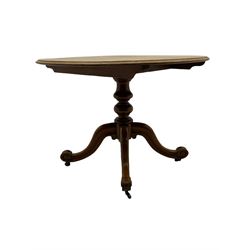 Victorian mahogany circular centre table, pedestal base on quatrefoil legs