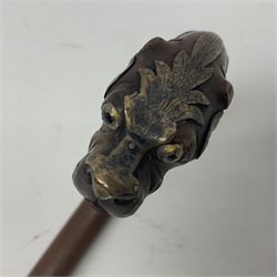 19th century carved wooden walking stick the curved handled modelled as a dog with silver mounts and glass eyes, H81cm