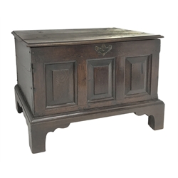 18th century oak coffer bach, the moulded hinged top above triple paneled front, on bracket feet, W63cm, H42cm, D36cm