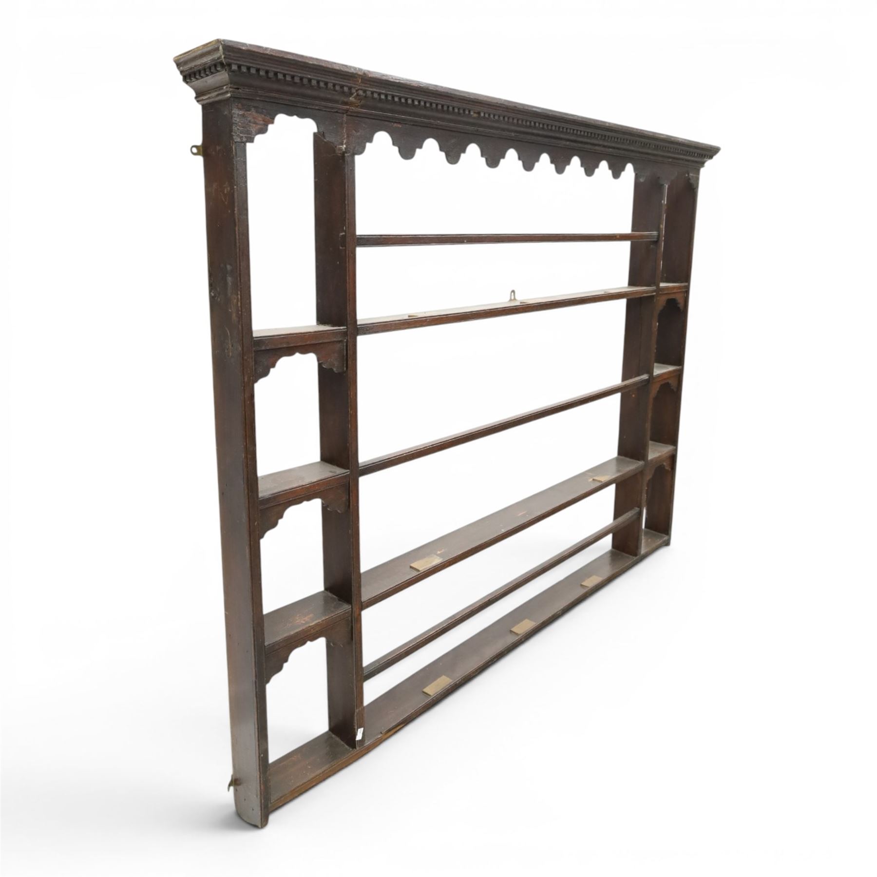 Georgian oak plate rack, moulded and dentil cornice over shaped frieze, fitted with open shelves and narrow side compartments with shaped aprons