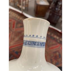 Chinese Kangxi porcelain vase, of baluster form painted in underglaze blue with seated figures and attendants, with fence, rockwork and leafy bamboo branches, with concentric circles mark beneath, H22.5cm