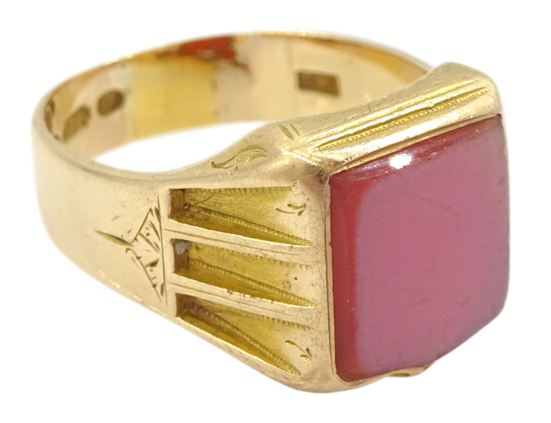Early 20th century 15ct gold agate shield signet ring, Birmingham 1920