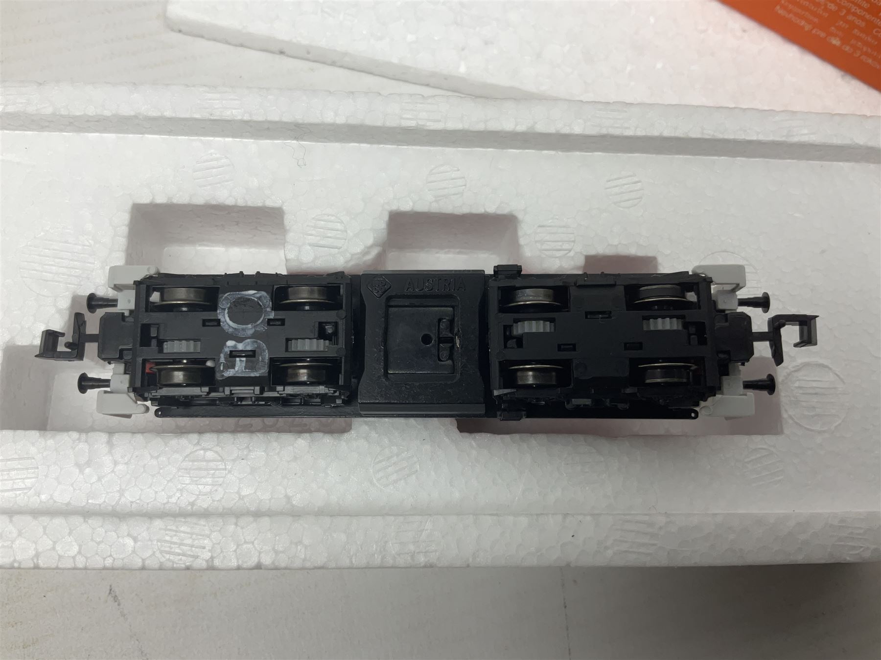 Roco 'N' gauge - 23259 BR 290 German Diesel locomotive and 25307 flat wagon with two containers; both boxed; and two Arnold 'N' gauge passenger coaches Nos.3202 and 3825; both boxed (4)