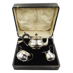  Three piece silver tea set, by Charles S Green & Co Ltd, Birmingham 1923, cased, approx 15oz  
