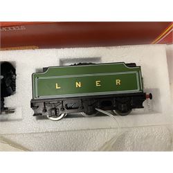Hornby ‘00’ gauge - Class B17 4-6-0 ‘Manchester United’ locomotive no.2862 in LNER green; Class B17 4-6-0 ‘Leeds United’ locomotive no.61656 in BR green; Class D41/1 4-4-0 ‘Yorkshire’ locomotive no. 62700; Class 49/1 4-4-0 ‘Cheshire’ locomotive no.2753 in LNER green; in original boxes (4) 