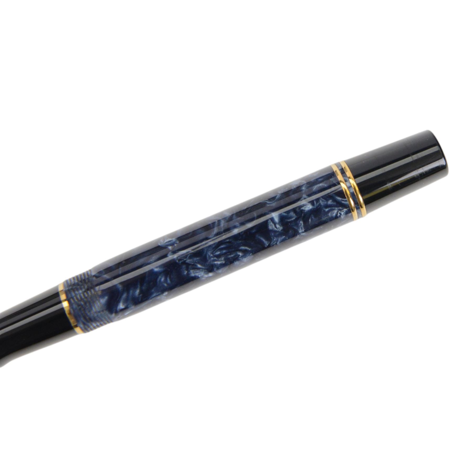Parker Duofold fountain pen in blue marble, with 18ct gold nib, in case 
