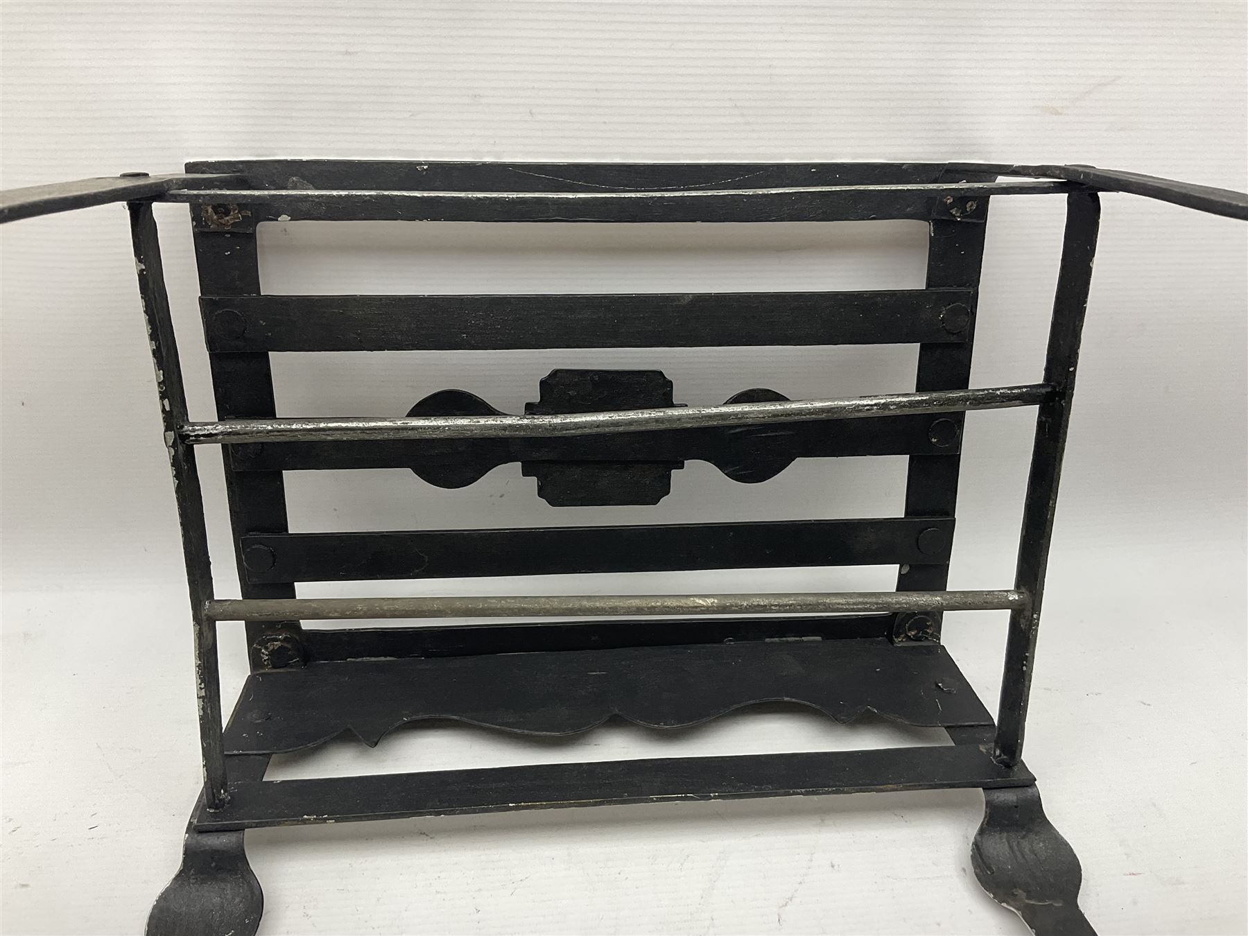 18th century style wrought iron fireside footman/trivet, H30.5cm, W35.5cm