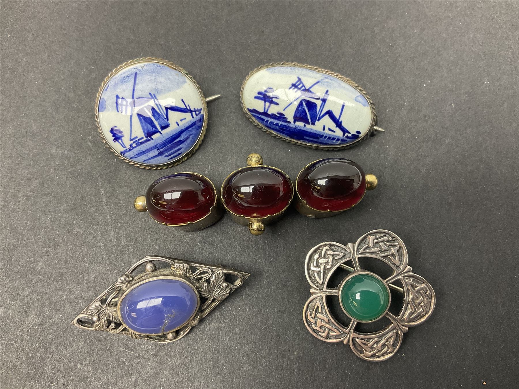 9ct gold jewellery including leaf brooch, wishbone Mizpah brooch, carnelian brooch, gold cased ladies Omega wristwatch, on leather strap and gold cased ladies Tissot wristwatch on expanding gilt strap, together with silver brooches and a Czech paste buckle, etc