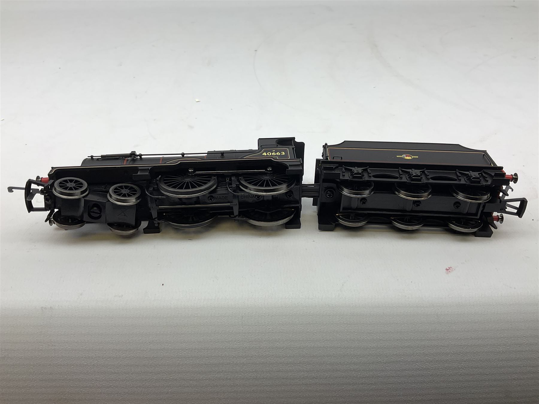 Hornby '00' gauge -Railroad Early BR Class 9F locomotive no. 92027, Class 2P 4-4-0 locomotive no. 40663 and Schools Class 4-4-0 locomotive 'Winchester' no. 30901, all DCC ready (3)