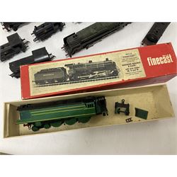‘00’ gauge - Airfix locomotive model kits comprising series 4 City of Truro kit and empty series 4 box, series 4 Mogul, two series 4 Harrow kits, all boxed; together with Rosebud Kitmaster Stirling kit and quantity of loose plastic locomotives and tenders from Airfix, Kitmaster, Ratio etc 